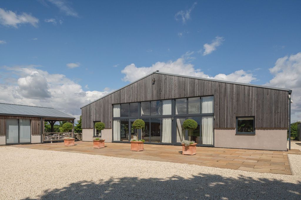 Property photo 1 of 27 Grey Barn