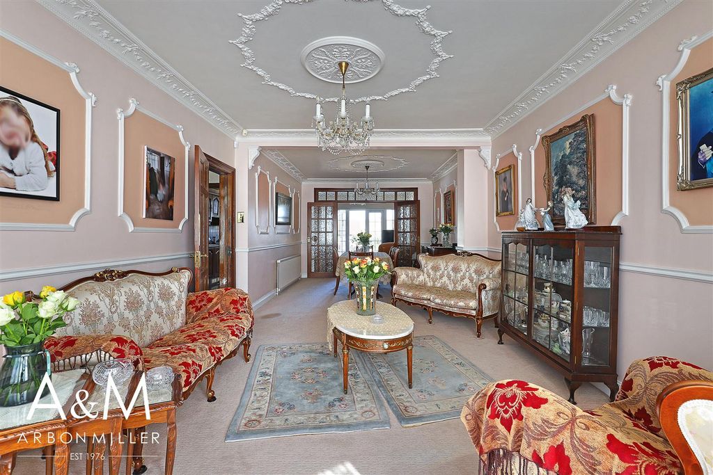 Property photo 2 of 30 Through Lounge