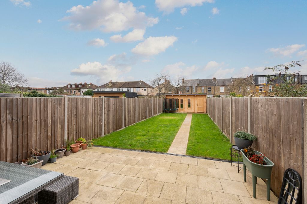 Property photo 2 of 19 Picture No. 14