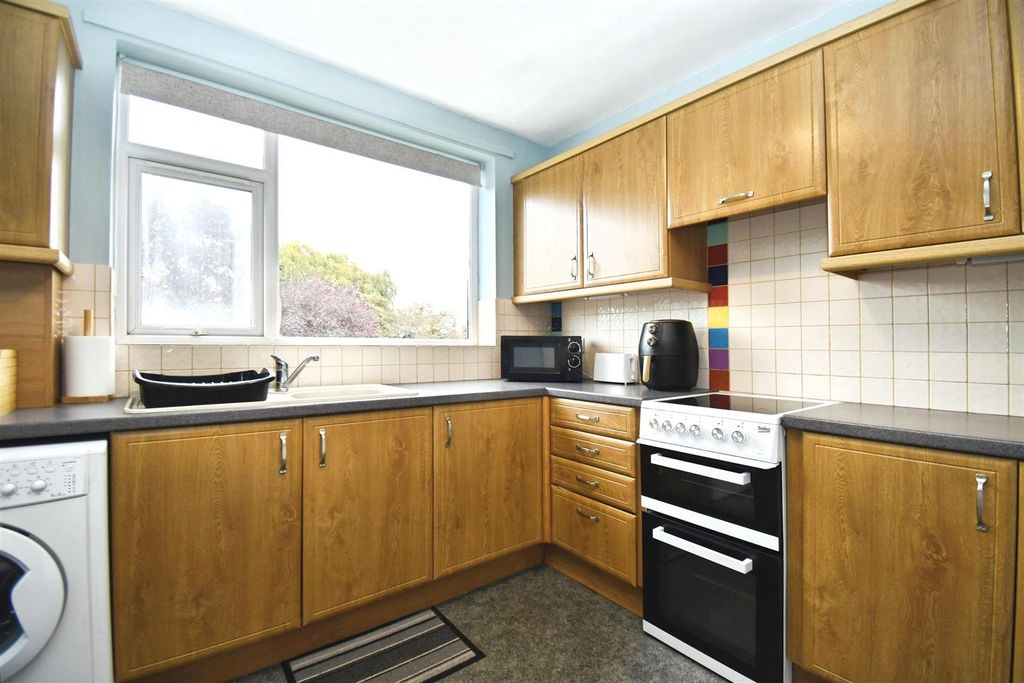 Property photo 3 of 18 Kitchen