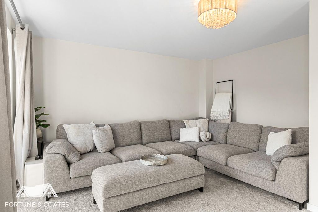 Property photo 3 of 27 Oldoakway_14.Jpg