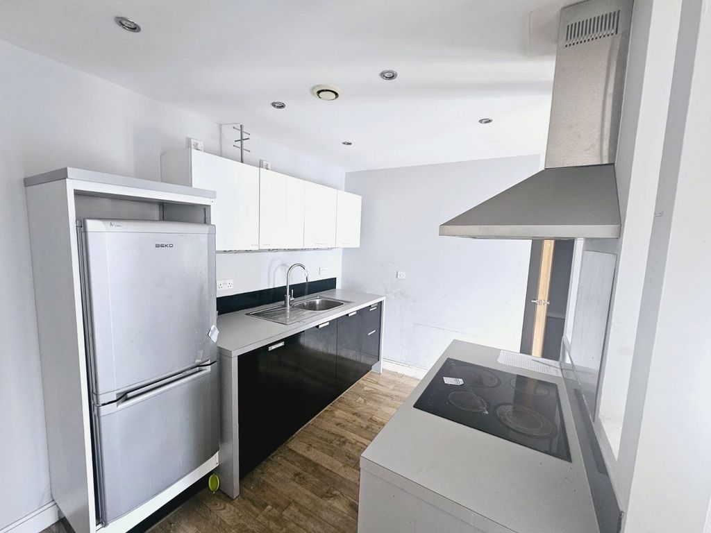 Property photo 3 of 8 Kitchen