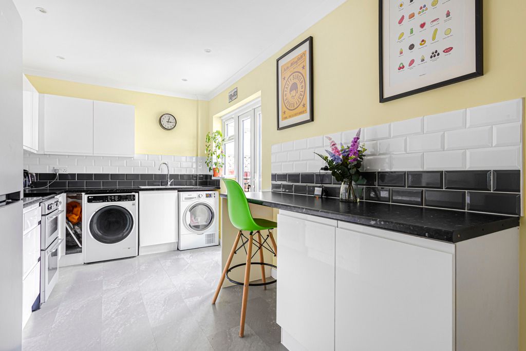 Property photo 3 of 19 Kitchen