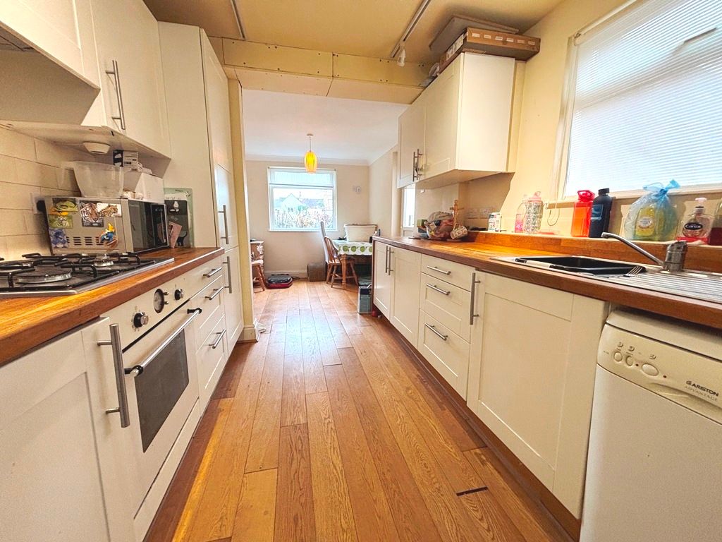 Property photo 2 of 8 Kitchen