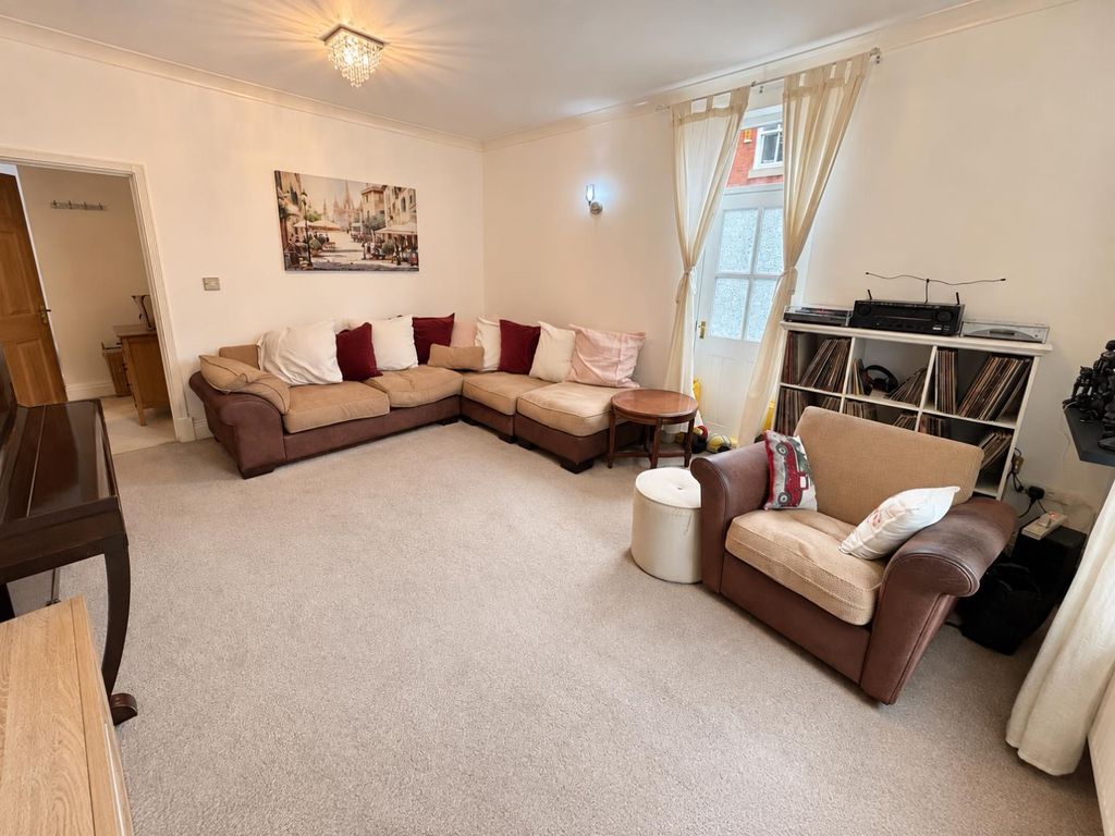 Property photo 3 of 22 Lounge