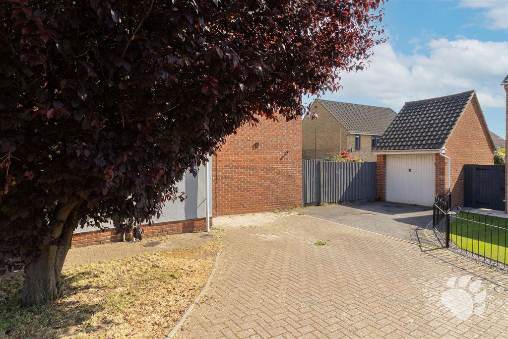 Property photo 2 of 18 Garage & Parking