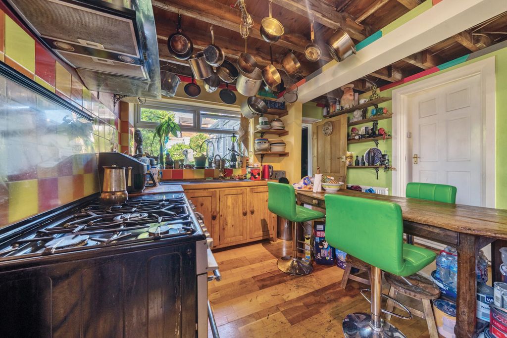 Property photo 3 of 17 Kitchen