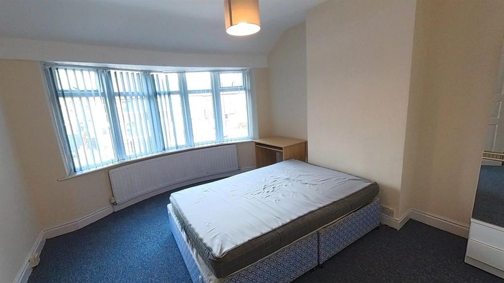 Property photo 2 of 8 Bright Master Bedroom With Large Bay Window...