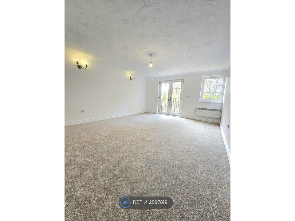 Property photo 3 of 14 Lounge