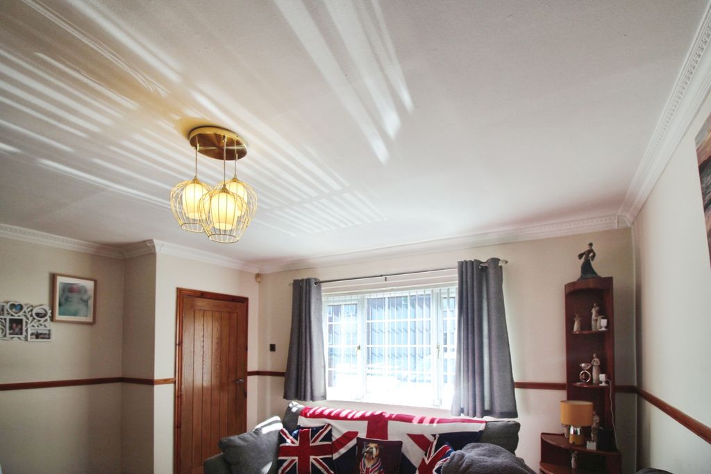 Property photo 3 of 12 Lounge