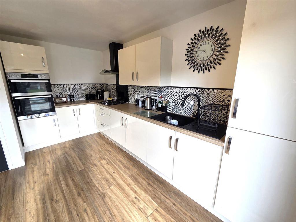 Property photo 3 of 15 Kitchen 1.Jpg