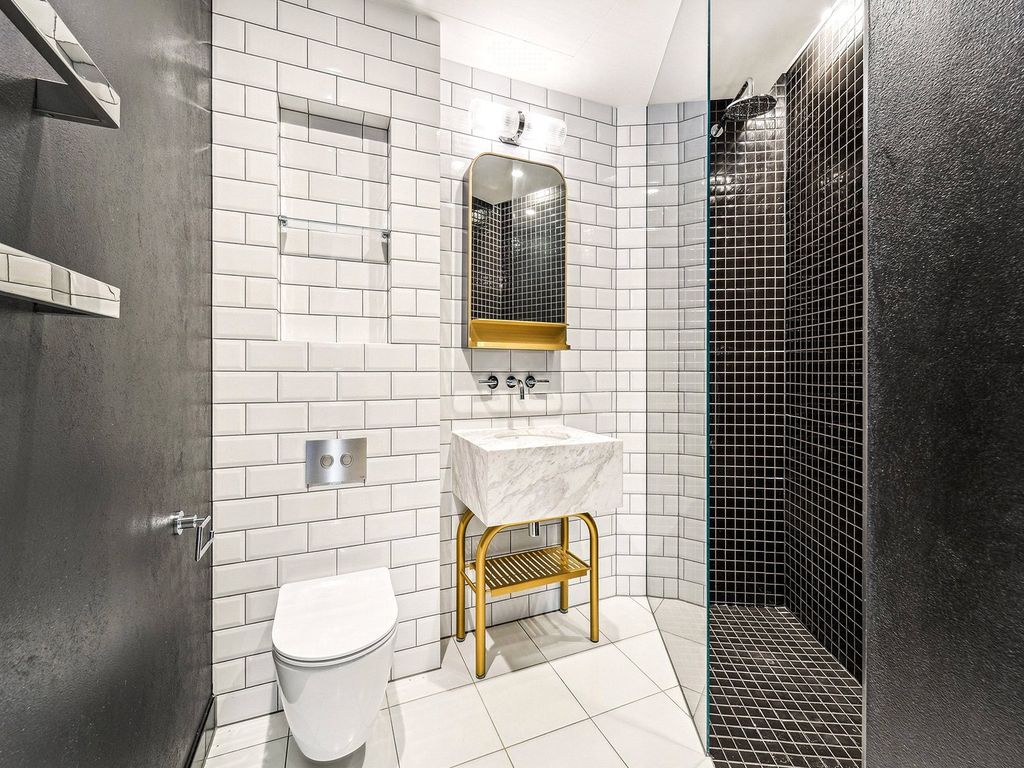 Property photo 3 of 10 One Crown Place