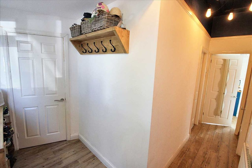 Property photo 2 of 22 Entrance Hall