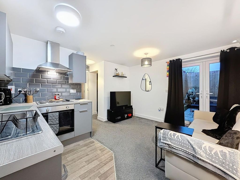 Property photo 3 of 11 Living Room / Kitchen