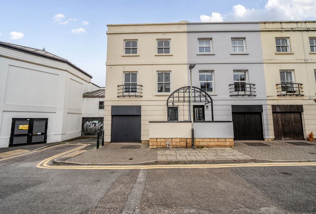 Property photo 1 of 10 1369081-1-68ee45E...