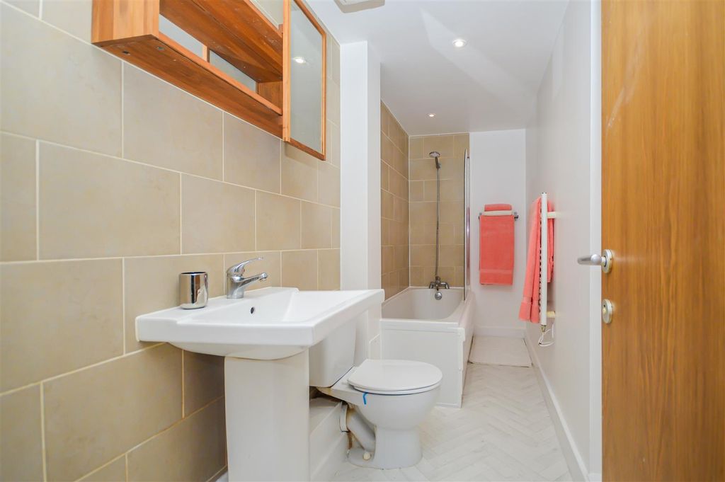 Property photo 2 of 10 Bathroom/W.C.