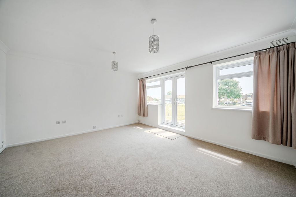 Property photo 2 of 11 Living/Dining Room
