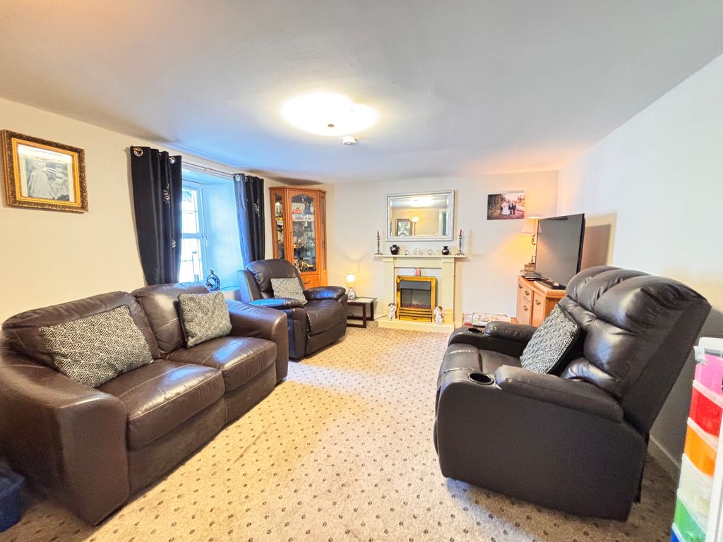 Property photo 3 of 12 Lounge