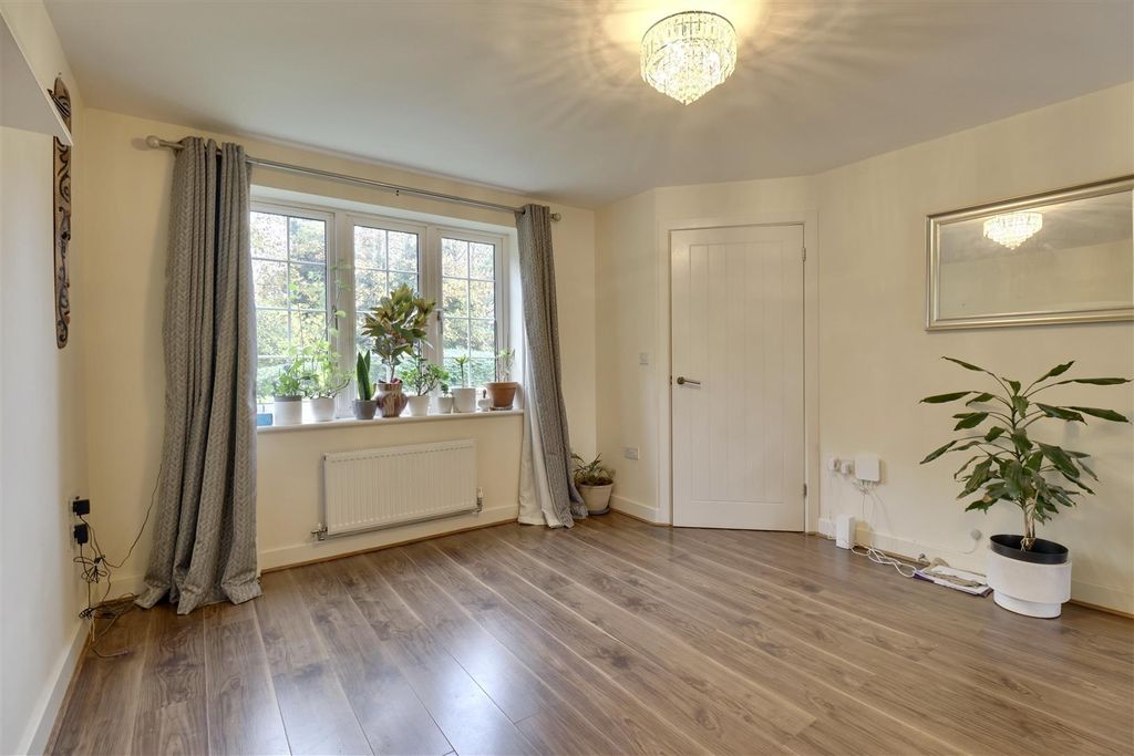 Property photo 3 of 16 Lounge