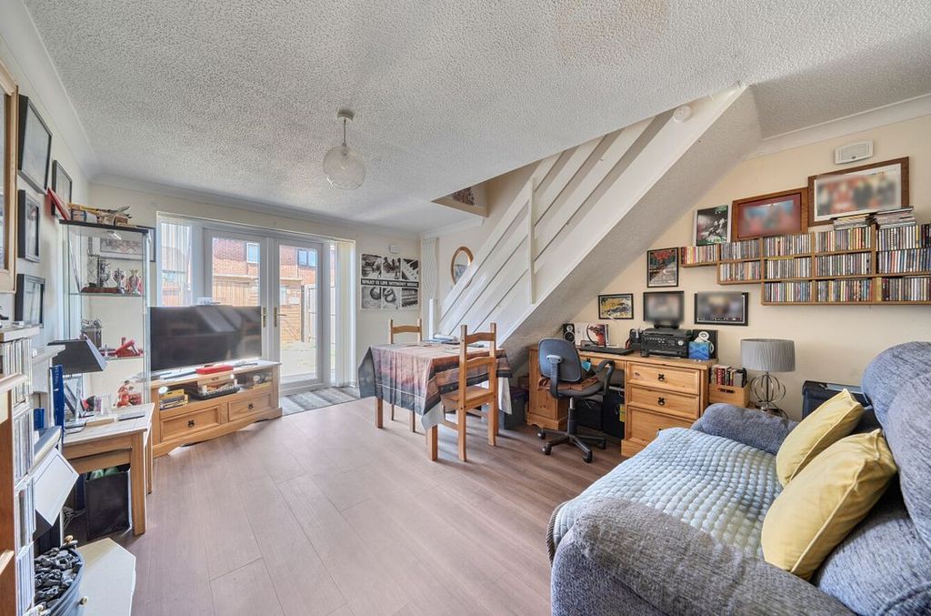 Property photo 2 of 11 15042056