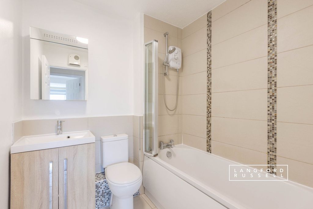 Property photo 2 of 10 Bathroom