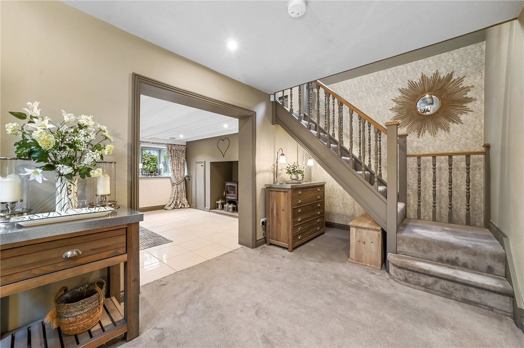 Property photo 2 of 37 Entrance Hall