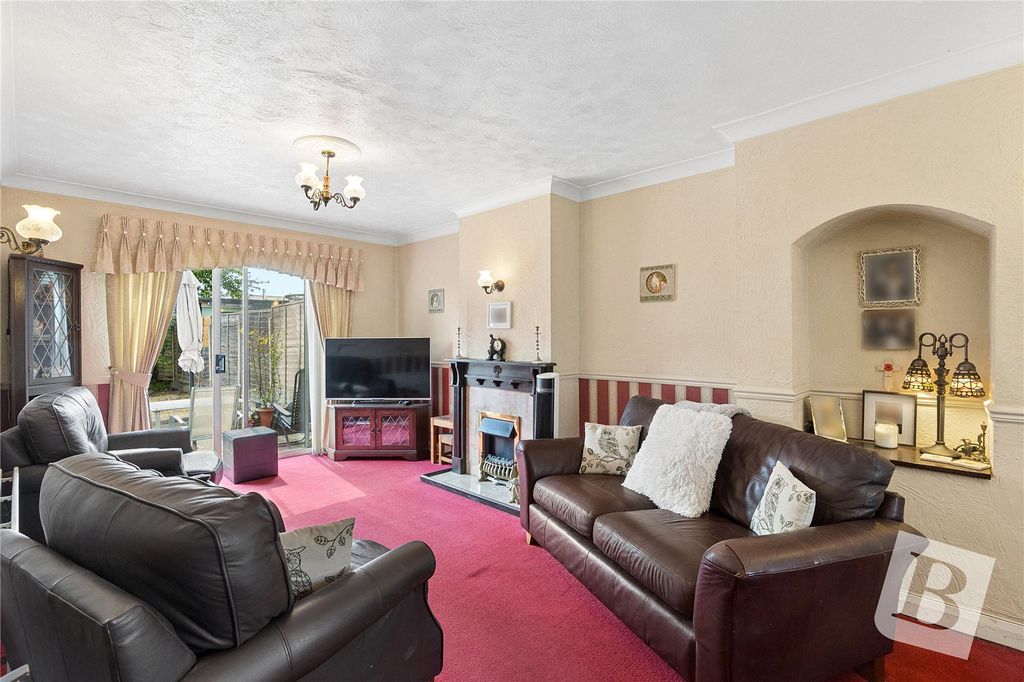 Property photo 2 of 11 Through Lounge