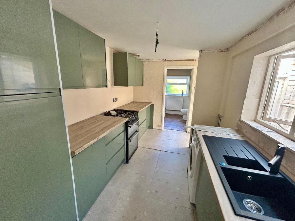 Property photo 3 of 7 Kitchen
