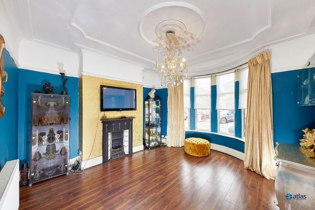 Property photo 2 of 20 Lounge