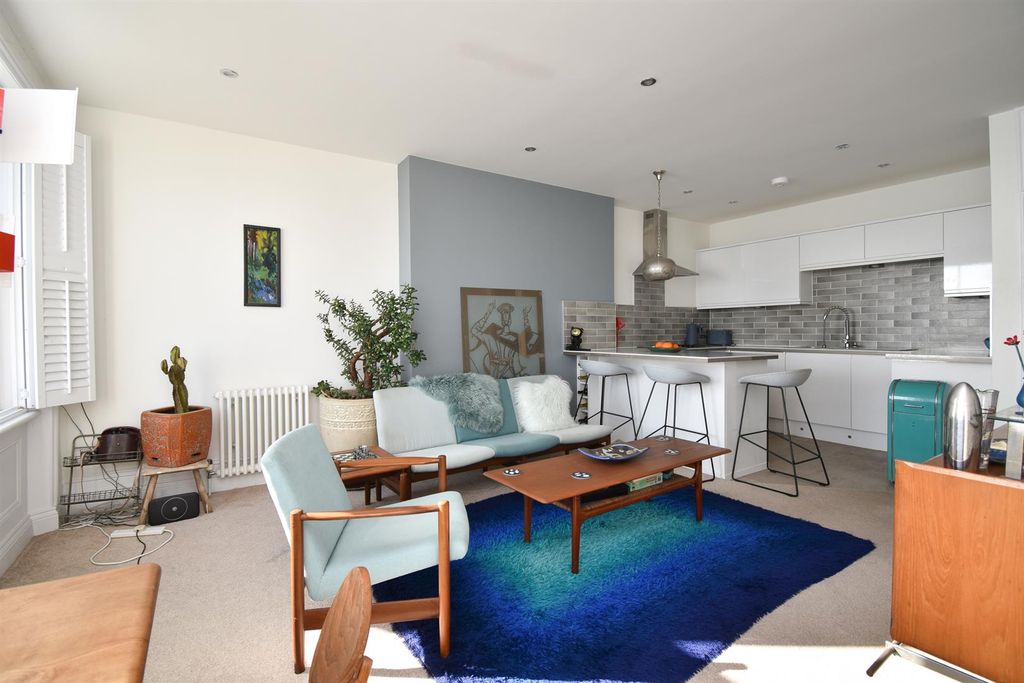 Property photo 3 of 14 Living Space