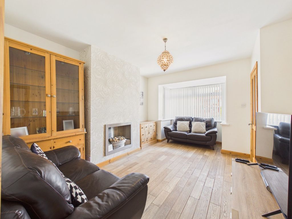 Property photo 2 of 13 4526436