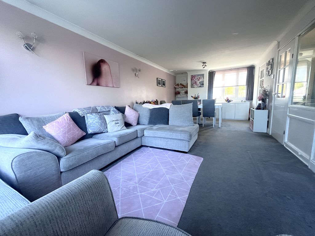 Property photo 1 of 16 Lounge 1