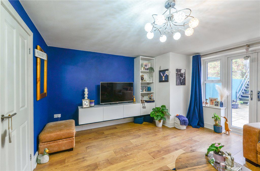 Property photo 3 of 24 Lounge