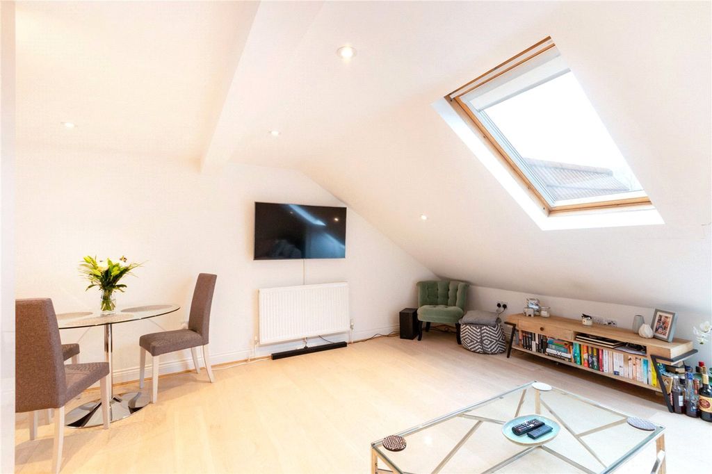 Property photo 3 of 7 Reception