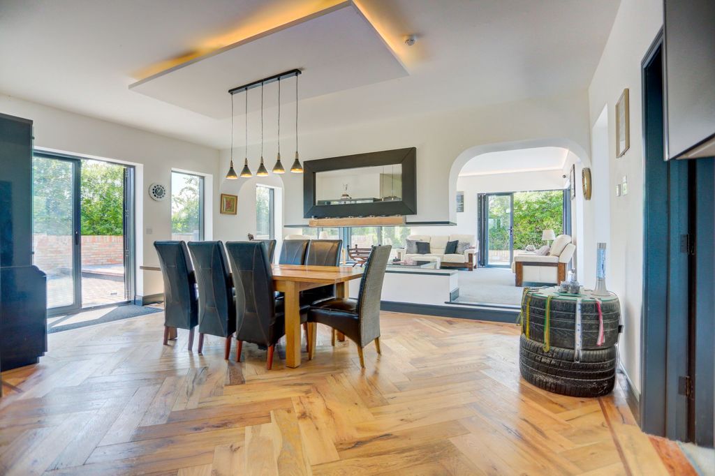 Property photo 2 of 25