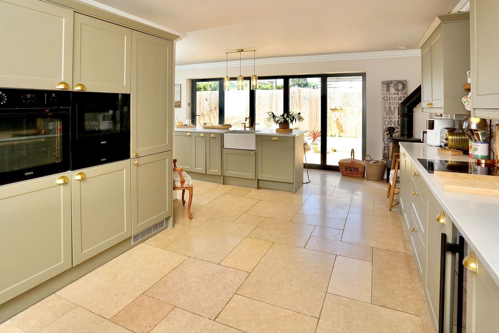 Property photo 2 of 32