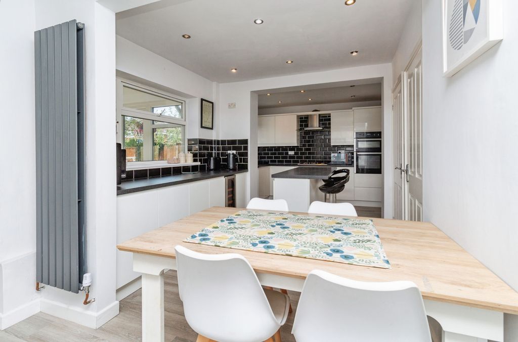 Property photo 2 of 21 Shrewsburyfields16