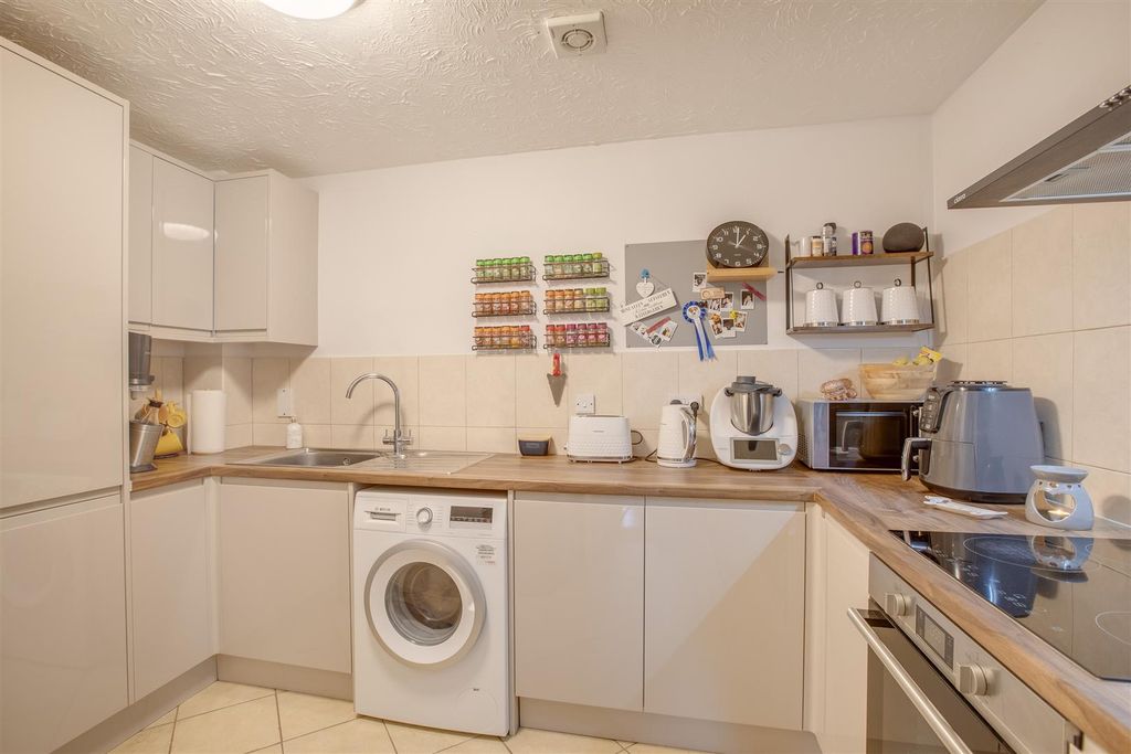 Property photo 3 of 15 39 Gandon Vale, Hp13 5LG-4.Jpg