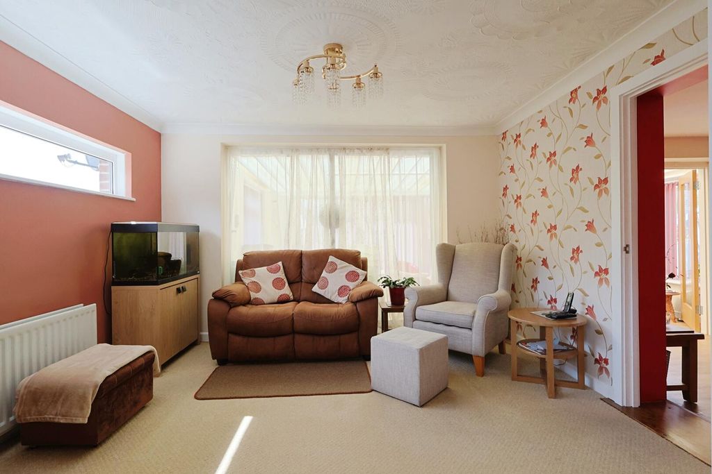 3 bed detached bungalow for saleYork Road, Broadstone BH18 photo 5