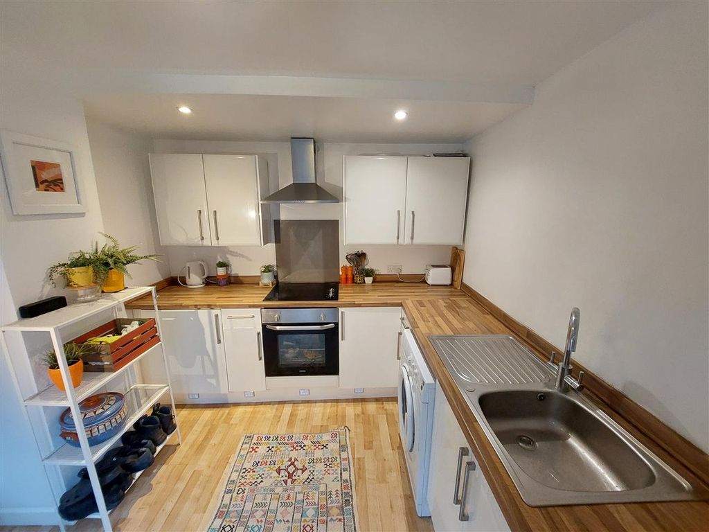 Property photo 2 of 8 Kitchen