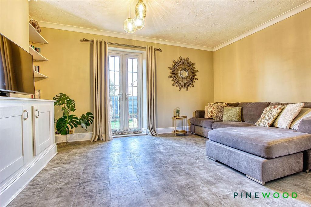 Property photo 3 of 31 Lounge