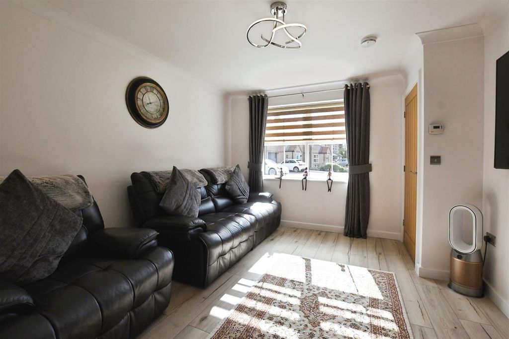 Property photo 3 of 21 Lounge