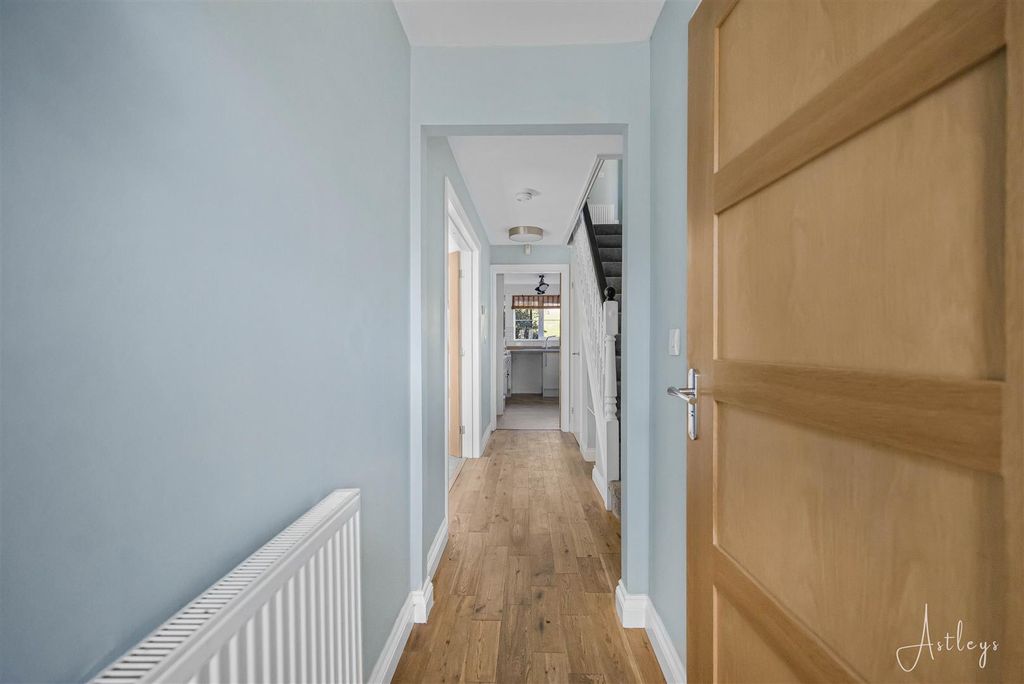 Property photo 2 of 27 Entrance Hallway