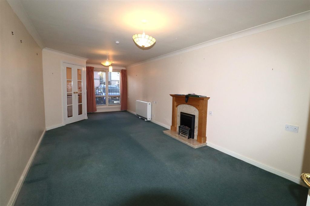 Property photo 3 of 24 Lounge