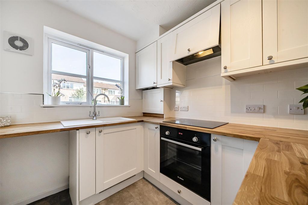 Property photo 3 of 15 1480147-4-6A39013F0c556.Jpg