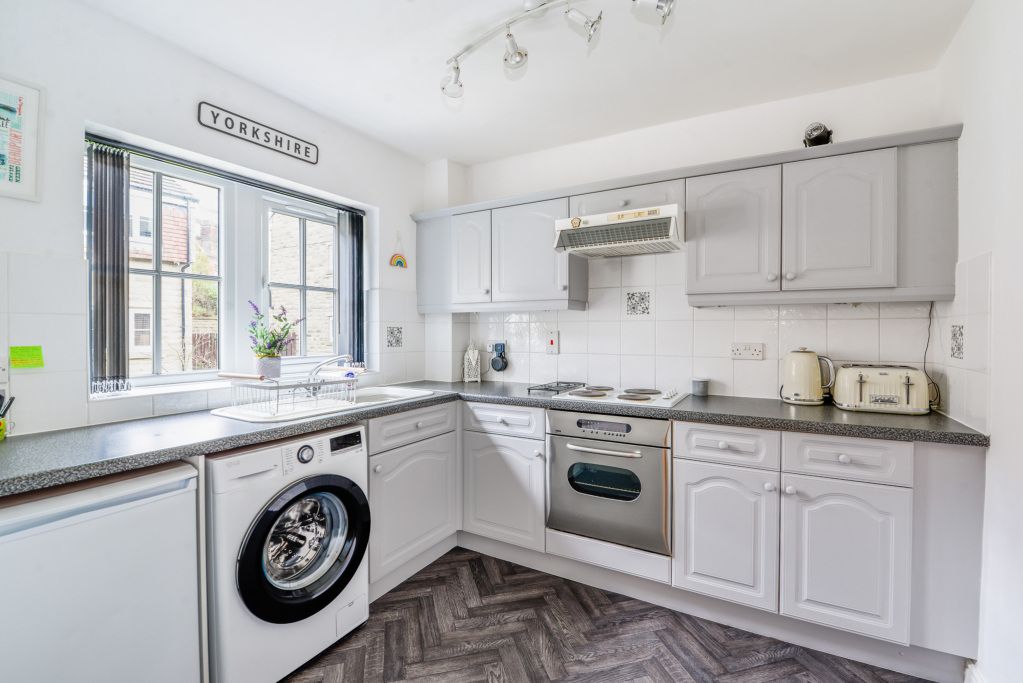 Property photo 3 of 27 Dining Kitchen
