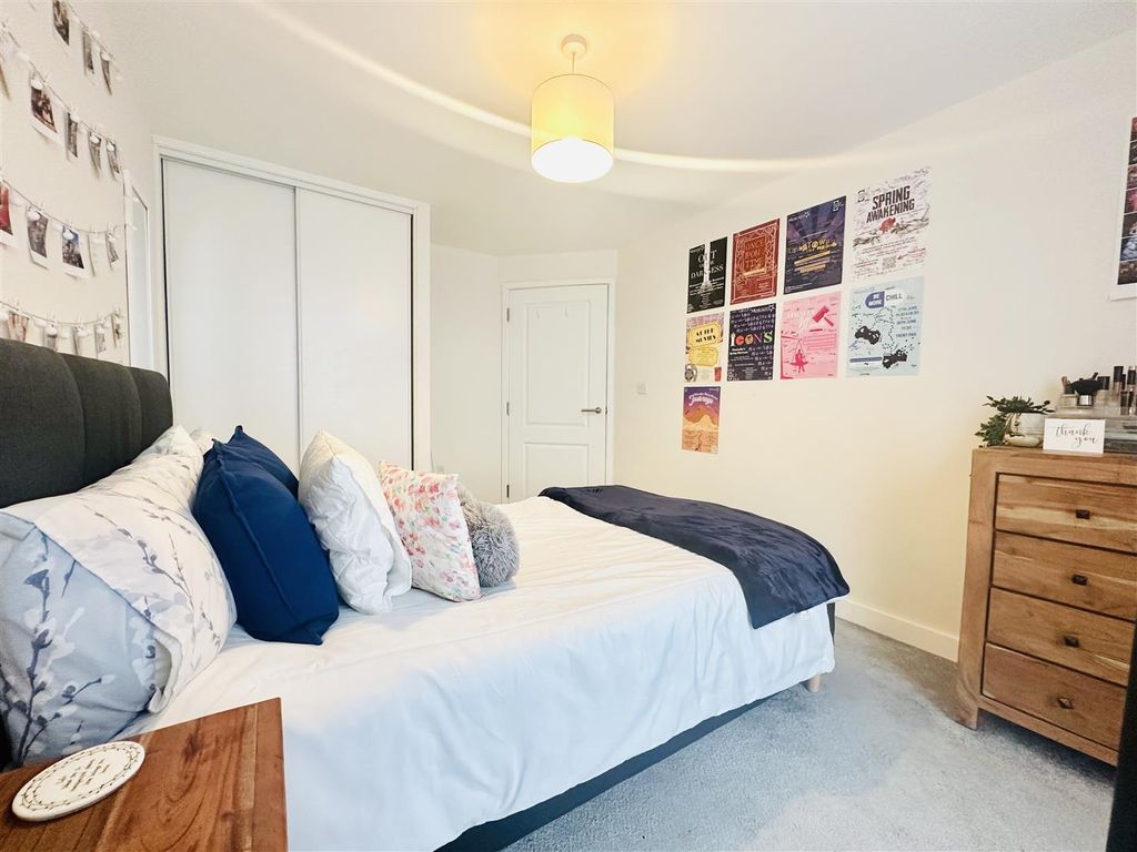 Property photo 1 of 11 Bedroom 1
