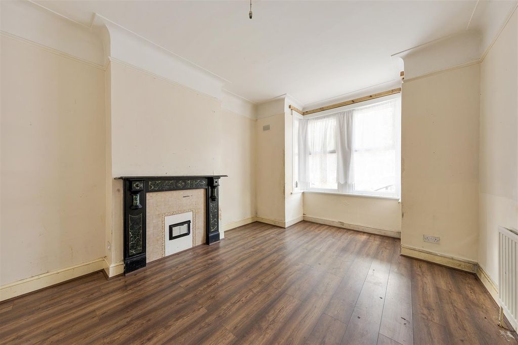 Property photo 2 of 22 Strone Road, E12