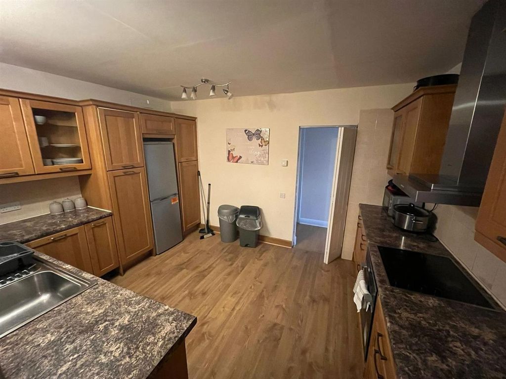 Property photo 3 of 14 Kitchen
