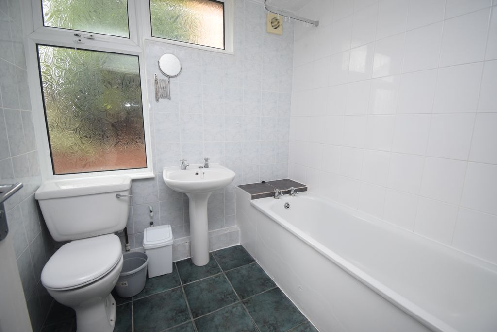 Property photo 2 of 8 Ensuite 5